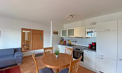 Küchenzeile mit Geschirrspüler, Mikrowelle, Ceranfeld, Backofen, Kühlschrank mit Gefrierfach, Wasserkocher, Toaster, Kaffeemaschine und diversen Küchenutensilien 