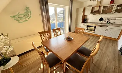 großer Esstisch mit Stühlen