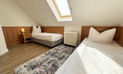Schlafzimmer mit 2 Einzelbetten (0,90 m x 2,00 m), Nachttischablagen und Kleiderschrank 