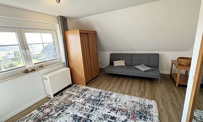 Schlafzimmer mit Doppelbett (1,80 m x 2,00 m), Nachttischablagen, Kleiderschrank sowie eine Couch (1,10m x 1,90m) als Aufbettung für das Kind