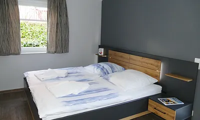 Schlafzimmer 1 mit Doppelbett 180 x 200 cm