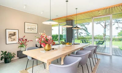 großer Esstisch für bis zu 8 Gäste