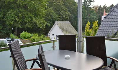 Balkon mit Blick in den Küstenwald