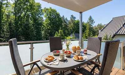 Balkon am Wohnzimmer mit Blick in den Küstenwald