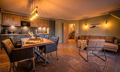 gemütliches Wohn- und Esszimmer am Abend