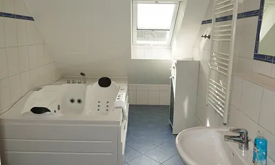 Hauptbad mit Whirlwanne