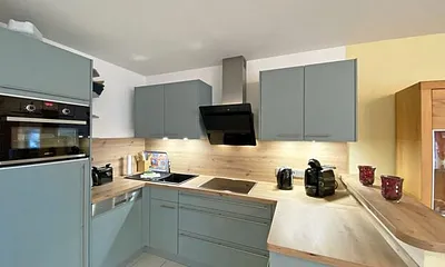 Küchenzeile mit Geschirrspüler, Kühlschrank und Eisfach, 4 Zonen-Ceranfeld mit Backofen, Kaffeemaschine, Tassimo Kapselmaschine, Toaster, Wasserkocher sowie diverse Küchenutensilien