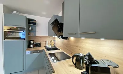 Küchenzeile mit Geschirrspüler, Kühlschrank und Eisfach, 4 Zonen-Ceranfeld mit Backofen, Kaffeemaschine, Tassimo Kapselmaschine, Toaster, Wasserkocher sowie diverse Küchenutensilien