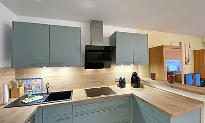 Küchenzeile mit Geschirrspüler, Kühlschrank und Eisfach, 4 Zonen-Ceranfeld mit Backofen, Kaffeemaschine, Tassimo Kapselmaschine, Toaster, Wasserkocher sowie diverse Küchenutensilien