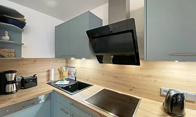 Küchenzeile mit Geschirrspüler, Kühlschrank und Eisfach, 4 Zonen-Ceranfeld mit Backofen, Kaffeemaschine, Tassimo Kapselmaschine, Toaster, Wasserkocher sowie diverse Küchenutensilien