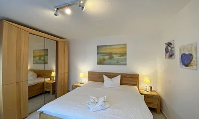 Schlafzimmer mit Doppelbett (á 0,90m x 1,90m) und ein Einzelbett (0,90m x 1,90m),verstellbare Lattenroste, Nachttischkonsolen sowie ein Kleiderschrank