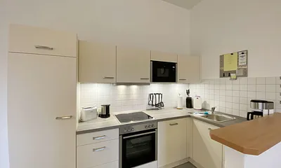 komplett ausgestattete Küchenzeile mit Geschirrspüler, Kühlschrank + Eisfach, 4 Zonen-Ceranfeld mit Backofen, Kaffeemaschine, Mikrowelle, Toaster und Wasserkocher