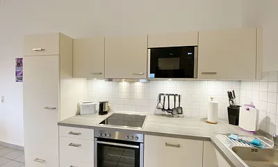 komplett ausgestattete Küchenzeile mit Geschirrspüler, Kühlschrank + Eisfach, 4 Zonen-Ceranfeld mit Backofen, Kaffeemaschine, Mikrowelle, Toaster und Wasserkocher