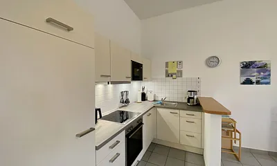 komplett ausgestattete Küchenzeile mit Geschirrspüler, Kühlschrank + Eisfach, 4 Zonen-Ceranfeld mit Backofen, Kaffeemaschine, Mikrowelle, Toaster und Wasserkocher