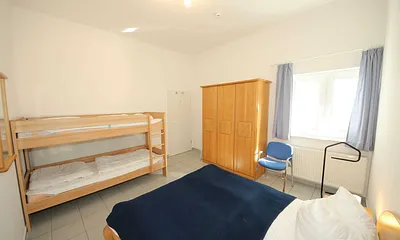 Schlafzimmer mit Doppelbett (1,60 m x 2,00 m), verstellbare Lattenroste, Nachtischkonsolen, Kleiderschrank und Etagenbett (0,90 m x 2,00 m)