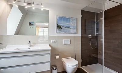 XXL Duschbad angrenzend an rechtes Schlafzimmer