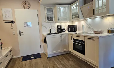 Es fehlt Ihnen an nichts in dieser Küche. Vom Airfryer bis zum Mixer ist alles da. 