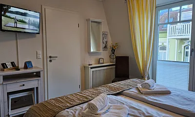 rechtes Schlafzimmer mit Schreibtisch