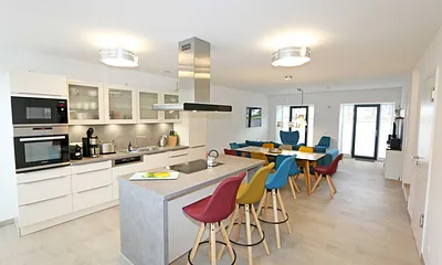 Küchenzeile mit 4-Zonen-Cerankochfeld, Backofen, Spülmaschine, Kühlschrank mit separaten Gefrierfach, Kaffeemaschine, Nespresso Kaffeemaschine, Toaster, Wasserkocher & Mixer