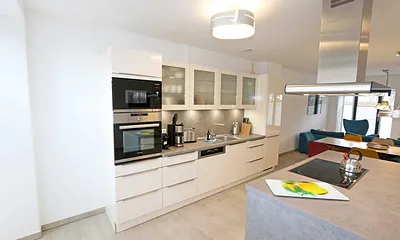 Küchenzeile mit 4-Zonen-Cerankochfeld, Backofen, Spülmaschine, Kühlschrank mit separaten Gefrierfach, Kaffeemaschine, Nespresso Kaffeemaschine, Toaster, Wasserkocher & Mixer