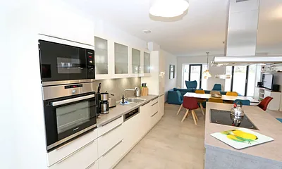 Küchenzeile mit 4-Zonen-Cerankochfeld, Backofen, Spülmaschine, Kühlschrank mit separaten Gefrierfach, Kaffeemaschine, Nespresso Kaffeemaschine, Toaster, Wasserkocher & Mixer