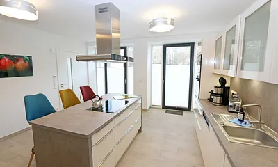 Küchenzeile mit 4-Zonen-Cerankochfeld, Backofen, Spülmaschine, Kühlschrank mit separaten Gefrierfach, Kaffeemaschine, Nespresso Kaffeemaschine, Toaster, Wasserkocher & Mixer