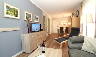 Wohnbereich mit modernem TV, Musikanlage und WLAN