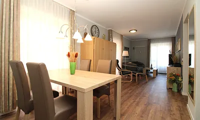 Wohnbereich mit Blick zum Balkon