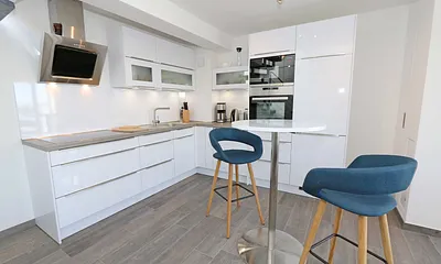 Küchenzeile mit 4-Zonen-Cerankochfeld, Backofen, Spülmaschine, Kühlschrank mit separaten Gefrierfach, Kaffeemaschine, Nespresso Kaffeemaschine, Toaster, Wasserkocher & Mixer