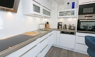 Küchenzeile mit 4-Zonen-Cerankochfeld, Backofen, Spülmaschine, Kühlschrank mit separaten Gefrierfach, Kaffeemaschine, Nespresso Kaffeemaschine, Toaster, Wasserkocher & Mixer