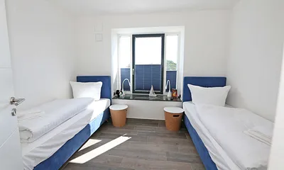 Schlafzimmer mit Boxspringbetten ( Einzelbetten je 0,90 m x 2,00 m ), Smart-TV, Nachttischablagen mit Beleuchtung und USB-Anschlüssen sowie Kleiderschränken