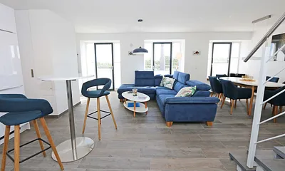 großzügiger Wohn-/Essbereich mit komfortabler Eckcouch, Couchtisch, Sideboard, Stehlampe, Smart-TV, Blu-ray Player, Mini-Stereo-Anlage mit Bluetooth und USB-Anschluss