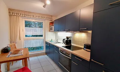 separate Küche inkl. Spülmaschine, Backofen, Mikrowelle