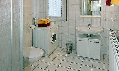 Bad mit Dusche, WC und Waschmaschine