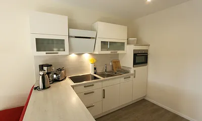 Küchenzeile mit einem Essbereich,Kühlschrank mit Gefrierfach, Spülmaschine, Backofen, 4 Zonen-Cerankochfeld, Kaffeemaschine mit Thermoskanne, Nespresso Maschine mit Aufschäumer, Toaster & Wasserkocher