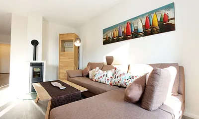 Wohn-/Küchenbereich mit hochwertigen Massivholzmöbeln, Couch ( Aufbettung für 3. Person 0,90 m x 2,00 m), Couchtisch, Leselampe, Kamin Pelletofen, TV-Board mit Smart-TV sowie eine Bose Soundbar