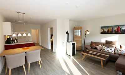 Wohn-/Küchenbereich mit hochwertigen Massivholzmöbeln, Couch ( Aufbettung für 3. Person 0,90 m x 2,00 m), Couchtisch, Leselampe, Kamin Pelletofen, TV-Board mit Smart-TV sowie eine Bose Soundbar