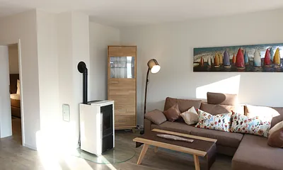 Wohn-/Küchenbereich mit hochwertigen Massivholzmöbeln, Couch ( Aufbettung für 3. Person 0,90 m x 2,00 m), Couchtisch, Leselampe, Kamin Pelletofen, TV-Board mit Smart-TV sowie eine Bose Soundbar