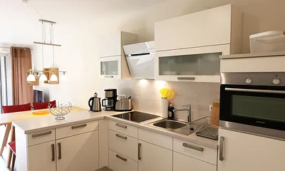 Küchenzeile mit einem Essbereich,Kühlschrank mit Gefrierfach, Spülmaschine, Backofen, 4 Zonen-Cerankochfeld, Kaffeemaschine mit Thermoskanne, Nespresso Maschine mit Aufschäumer, Toaster & Wasserkocher