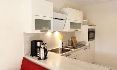 Küchenzeile mit einem Essbereich,Kühlschrank mit Gefrierfach, Spülmaschine, Backofen, 4 Zonen-Cerankochfeld, Kaffeemaschine mit Thermoskanne, Nespresso Maschine mit Aufschäumer, Toaster & Wasserkocher