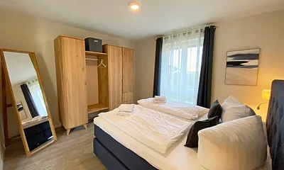 1.Schlafzimmer mit großem Kleiderschrank