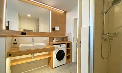 Badezimmer mit Dusche und Waschbecken