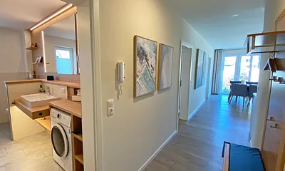 Flurbereich mit Blick ins Badezimmer