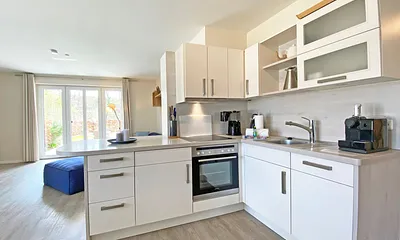 moderne Küchenzeile mit Backofen