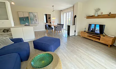 Wohnbereich mit TV und Couch