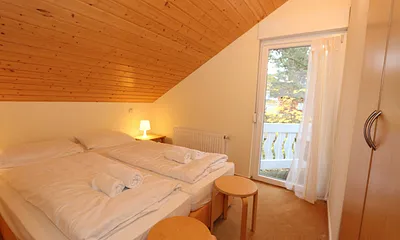 1. Schlafzimmer mit Zugang zum Balkon
