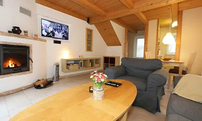 Sitzecke mit Kamin und TV