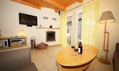 Wohnbereich mit Kamin und TV