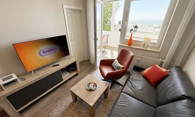 Wohnzimmer mit  Couch und Meerblick