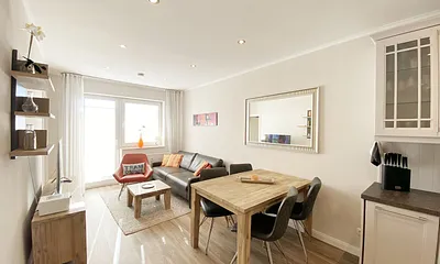 Wohnzimmer mit Esstisch und Couch